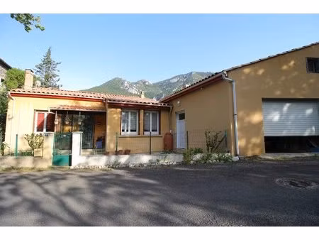 a vendre une maison de plain pied avec un garage et un jardin