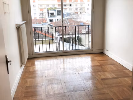 studio loué vide rue parent de rosan paris 16eme