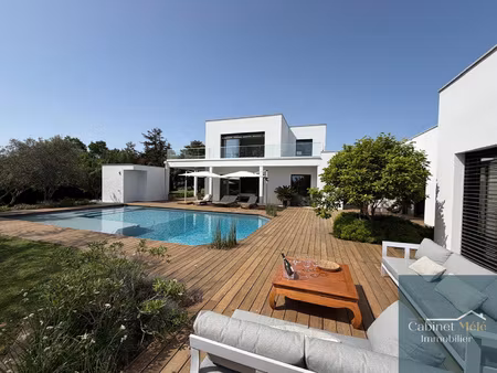 propriété d'exception avec vu dégagée de 350m2 habitable sur