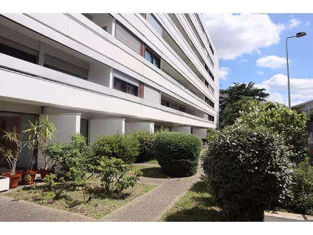 barrière du médoc - intra bld - t2 avec cave et parking priv