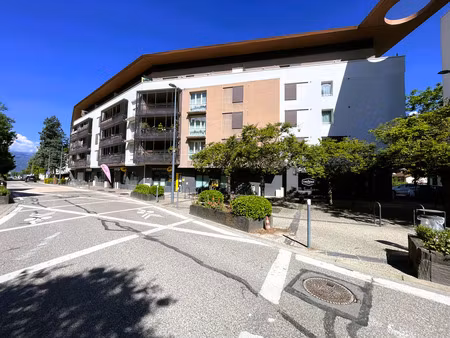 t3 terrasse + stationnement privé