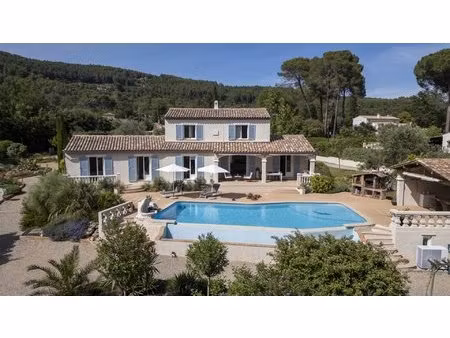 exclusivité – villa haute de gamme avec vue et piscine à débordement – la motte