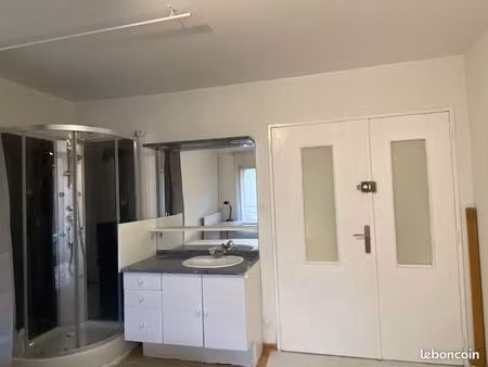 studio avec un parking gratuit à louer