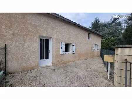 proche ruffec - maison de village offrant deux chambres avec cour
