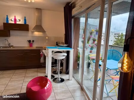 très beau studio 32 m2 place des romains