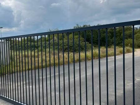 terrain nu clôturé en zone industrielle actisud – 600 ht/mois