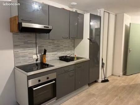 location t2 - 1* etage - 1 chambre + 1 cuisine + 1 salon - wc et douche -