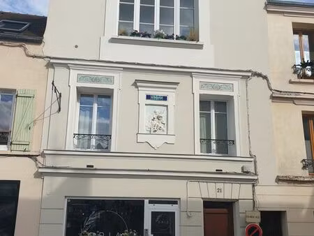 dans un immeuble remarquable avec vue imprenable sur jardins et campagne