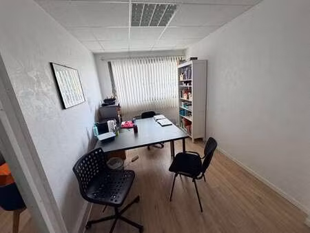 location bureaux et commerces à nantes (44000) : à louer / 23m² nantes