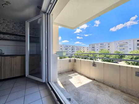 grand t2 lumineux avec balcon  et parking