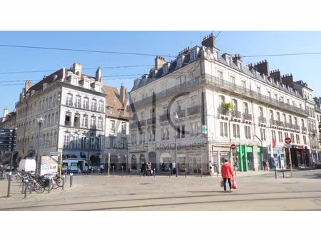 local commercial avec vitrine et accès cour intérieure. emplacement de premier ordre - vue