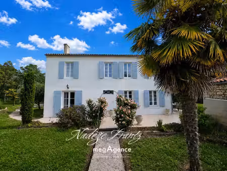 bords (17430) – maison de caractère avec plus de 200 m² de dépendances et terrain de 5 000