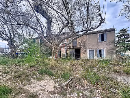 plan d'orgon : mas entièrement 400 m² habitables à rénover en zone uc sur 593 m² de terrai