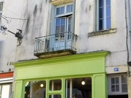 proche prieuré  immeuble 3 appartements + local commercial (actuellement loué)