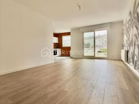 appartement 2 chambres  box et stationnement