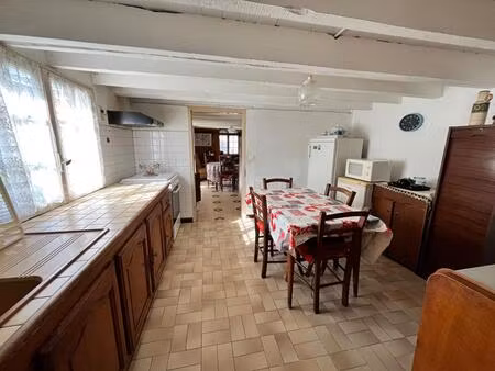 maison atypique mitoyenne d'un côté  de 77 m2  2 chambres  180 m2 de terrain