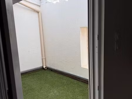 appartement t3 climatisé avec terrasse et parking au 2eme etg immeuble collectif
