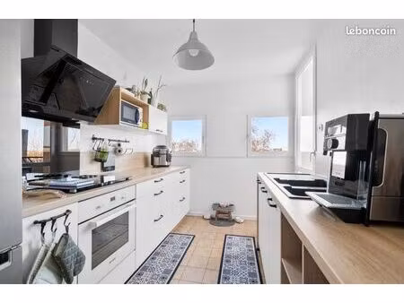 f3 meublé lumineux avec terrasse  balcon et parking – dernier étage