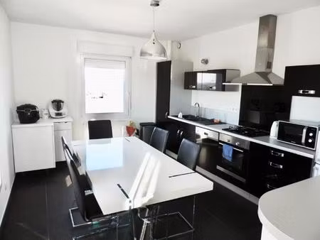 tres beau appartement situe au troisieme etage avec garage exterieur