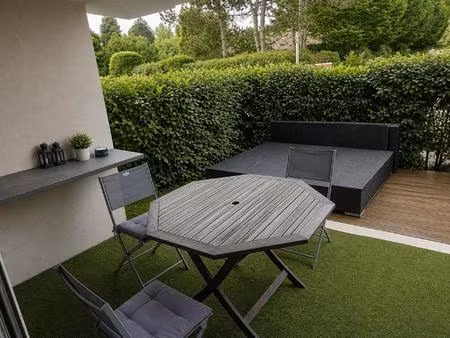 bel appartement au rez-de-chaussée avec terrasse et jardinet