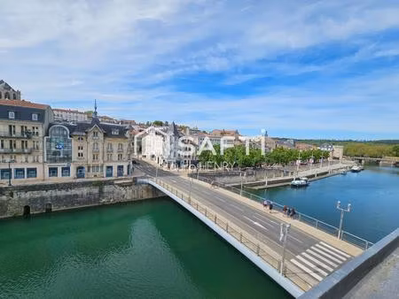 bel appartement de 3 chambres situé en hypercentre avec vue imprenable sur la meuse.