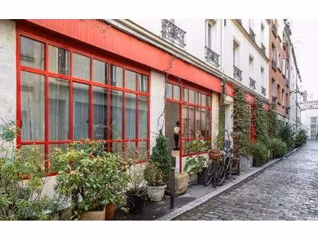 dans une charmante impasse arborisée calme  beau local en duplex entièrement rénové