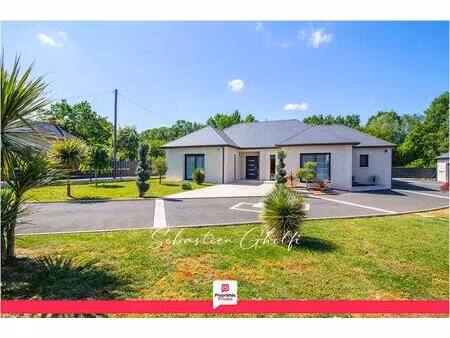 belle maison de plain-pied avec 3 chambres-cellier-grand garage-beau terrain