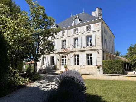 élégante maison de maître au coeur d'un écrin de verdure