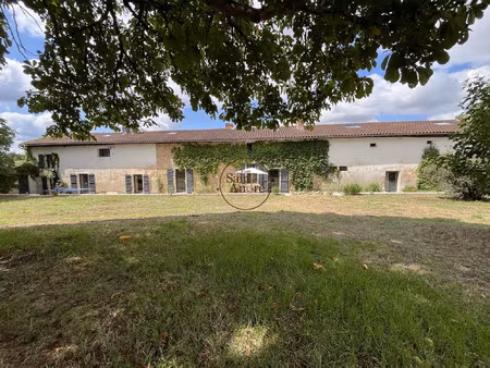propriété charentaise de caractère avec piscine et dépendanc