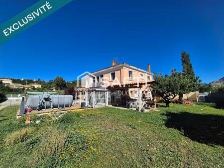 maison sisteronnaise avec jardin et garages.