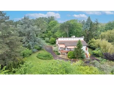 grande villa sur terrain boisé