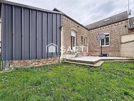 maison en brique avec jardin et garage