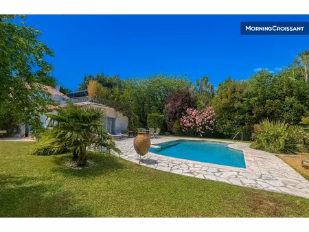 t2 de charme avec jardin et piscine