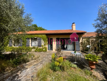 vaste maison située dans un cadre bucolique à deux pas du la
