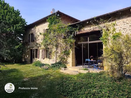 maison de caractère avec ancienne grange aménagée et terrain arboré