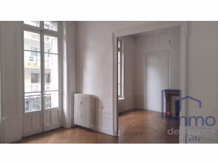 t4 sans bel immeuble ancien