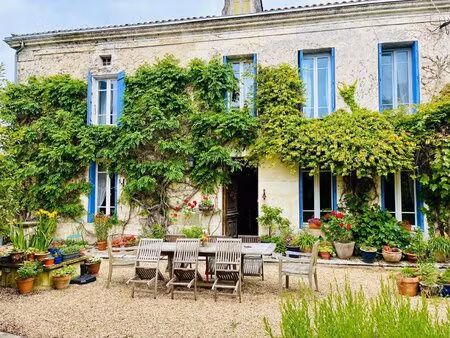 grande maison de village  maison d'amis et piscine