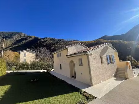 une villa élégante à moulinet avec piscine et cheminée