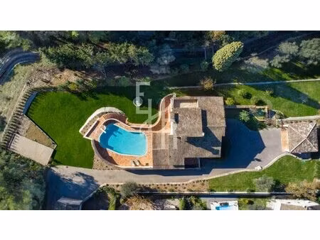 superbe villa rénovée de 415 m² à mougins – piscine chauffée  terrain de 3 600 m²  proche.