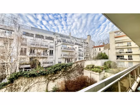 très beau 3 pièces avec balcon  vue dégagée sur jardin – buttes-chaumont