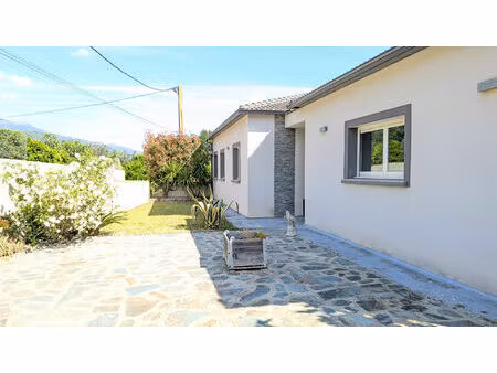 à vendre : maison spacieuse avec piscine dans un secteur calme