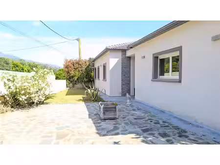 à vendre : villa récente spacieuse avec piscine dans un secteur calme  en bout de lotissem