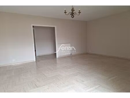proposé à la vente  cet appartement de trois pièces se trouve