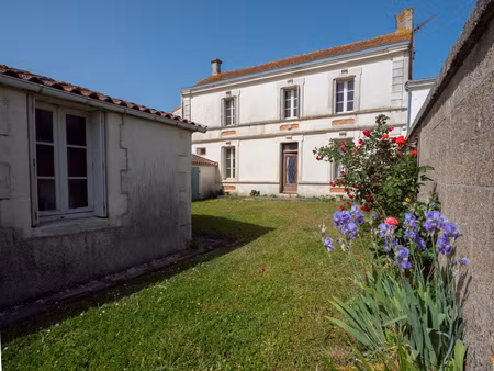 maison de maître à rénover à fouras - environnement bucolique à proximité de la mer