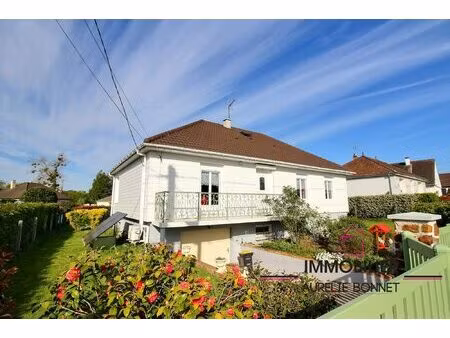 maison traditionnelle dans un environnement recherché
