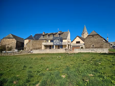 maison spacieuse avec grange et terrasses