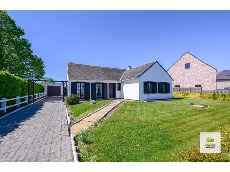open bebouwing met 3 gelijkvloerse slaapkamers en garage