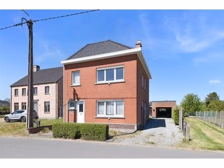 alleenstaande lwoning met bijgebouw  garage en tuin op 6are23