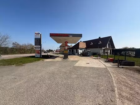à vendre: maison avec station essence en activité