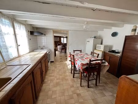 maison atypique mitoyenne d'un côté  de 77 m2  2 chambres  180 m2 de terrain